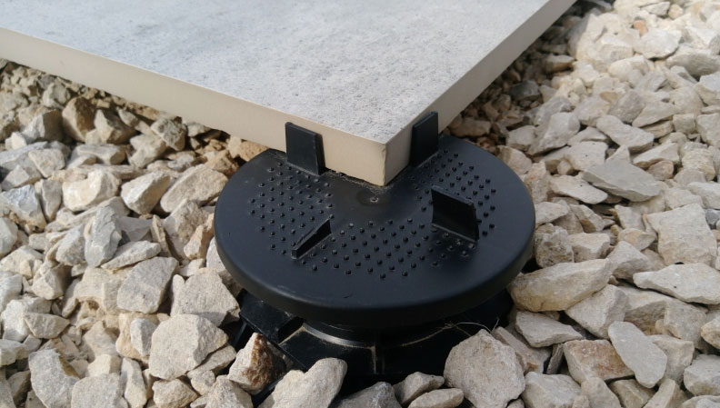 Pedestals under tiles